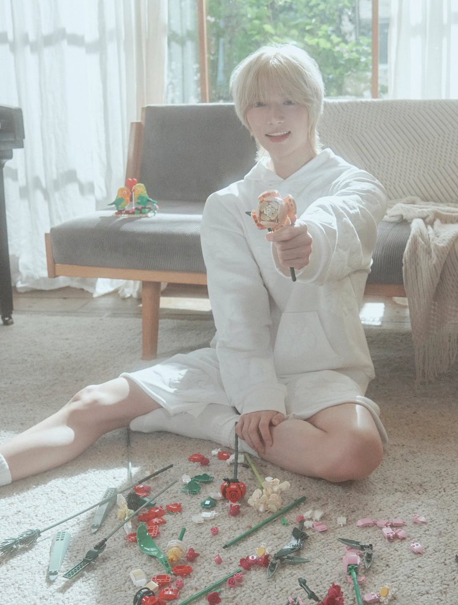 L0VELYBEOMIE's tweet photo. the details i am sobbing 😭😭😭 THEY GAVE BEOMGYU LEGO PARROTS!!! 😭😭😭 no wonder it’s his favorite https://t.co/xYLgdUARVs