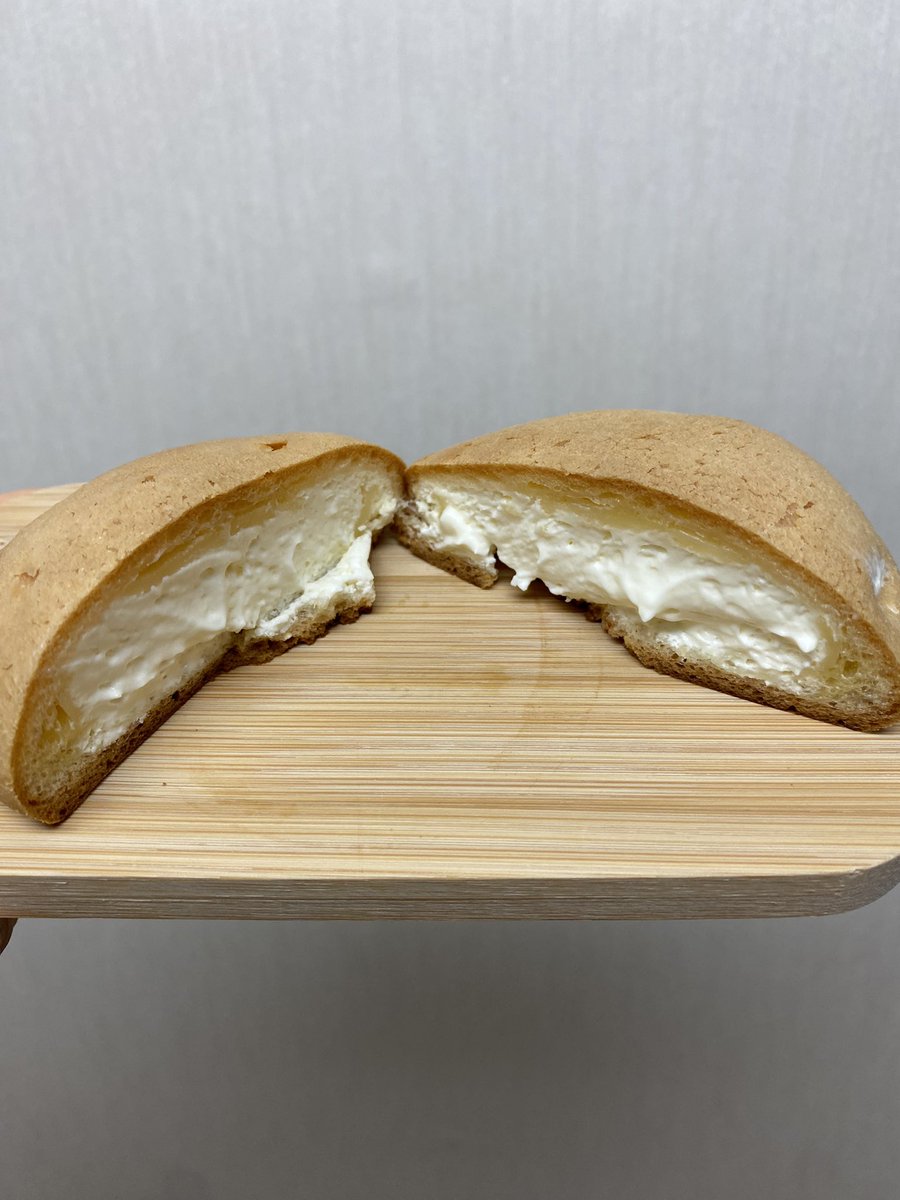 icemantorao's tweet photo. #FamilyMart #SoftBun
I purchased it at Family Mart
Soft bun filled whipped milk cream
It was filled with plenty of sweet milk cream
Chewy texture and tasty cream were so great 
I satisfied with it https://t.co/wS2veZ24EJ