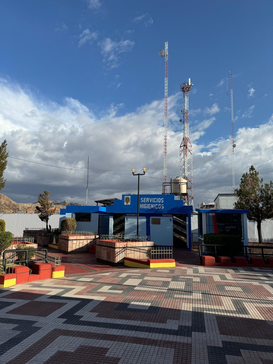 ACNURPeru's tweet photo. Hoy en Puno, hicimos entrega oficial a la Municipalidad de Desaguadero del proyecto “Mejoramiento de la Plaza de la Integración”, que incluye la rehabilitación de baños y la construcción de duchas 🚿. ➡️ https://t.co/7ooY3wbspU