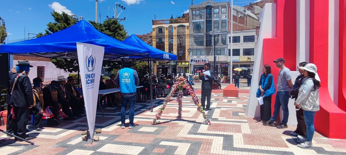 ACNURPeru's tweet photo. Hoy en Puno, hicimos entrega oficial a la Municipalidad de Desaguadero del proyecto “Mejoramiento de la Plaza de la Integración”, que incluye la rehabilitación de baños y la construcción de duchas 🚿. ➡️ https://t.co/7ooY3wbspU