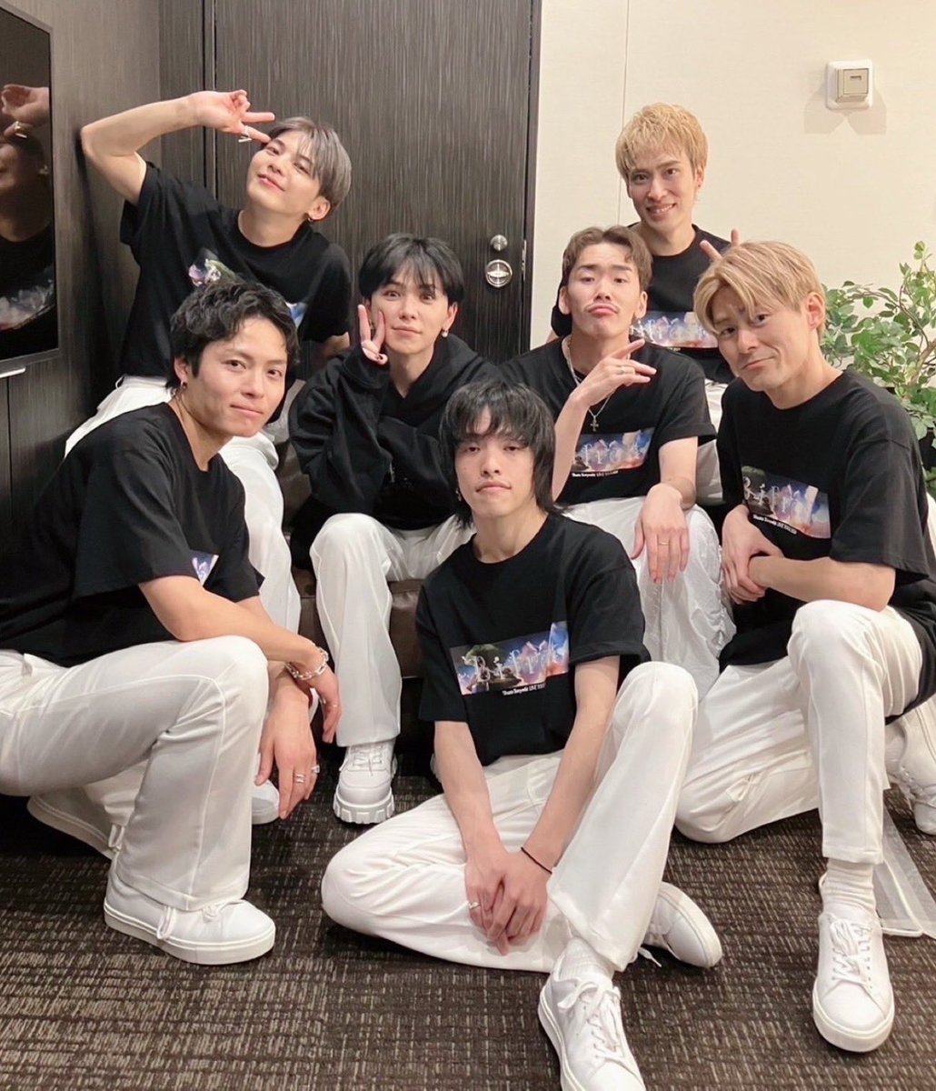 SHUUTY_ss's tweet photo. いろいろやることあってこんな時間になっちゃったけど。。
本日はBifröst Tour2024初日でした！やっと始まったぜーー！
そしてほんとにほんっとうに幸せでした。
過去一楽しいです。ほんとにありがとう。この為に生きてるんだなって思ってしまった。
この業界やめようと何度か思ったこともあったけどみんながそうさせてくれないし、ほんとに音楽やめなくてよかった。
生きててよかったです。
そう思わせてくれてありがとう。
そして！
今回のツアーはこのメンバー達がついてくれてるから更に楽しめるんだよね！
こいつらほんとにみんないいやつなんだ☻
おれの周りにいてくれる人達は最強でいて最高です。
ではnext福岡で会いましょう！
みんなで会いに行くぜ！！@0211Kekke @keitaronakagami 
@SuguruKurematsu  @G3nttt
@fmy_0821 @k3_chang9

#Bifröst