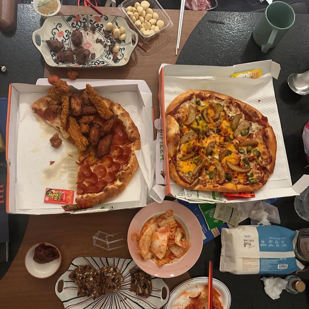 01rkive's tweet photo. 우리는 종종 혜택이 사라지면 충성심이 사라지는 시대에 살고 있습니다. 어떤 사람들은 당신을 짓밟으며,
당신의 가장 친한 친구이자 가장 사랑스러운
사람이라고 주장할 것입니다. 다른 사람들은 당신을 숭배할 것입니다. 하지만 당신이
자신을 작게 유지하여 그들이 더 크고 우월하다고 느낄 수 있는 한만입니다.
어떤 사람들은 당신이 그들을 위해
뒤로 굽신거리기만 한다면 달콤한 말을 퍼부을 것입니다. 하지만 그게 끝입니다.
당신이 자신의 가치를 인식하고
도움이 되지 않는 순간, 그들은 가장 먼저 떠날 것입니다. 그들은
당신을 가장 먼저 불러내어 죄책감을 느끼게 할 것입니다.
그리고 많은 사람들이 떠날 것이지만 그것은 당신의 손실이 아닙니다. 그들은
대신 당신에게 빛을 최대한
빛낼 공간을 주었습니다. 그것은 올바른 사람들이 그 빛을 보고 있는 그대로 당신을 받아들일 공간입니다. 그러니 떠나고 싶어하는 사람들은
가게 두세요. 그것이 당신의 승리가 될 것입니다.