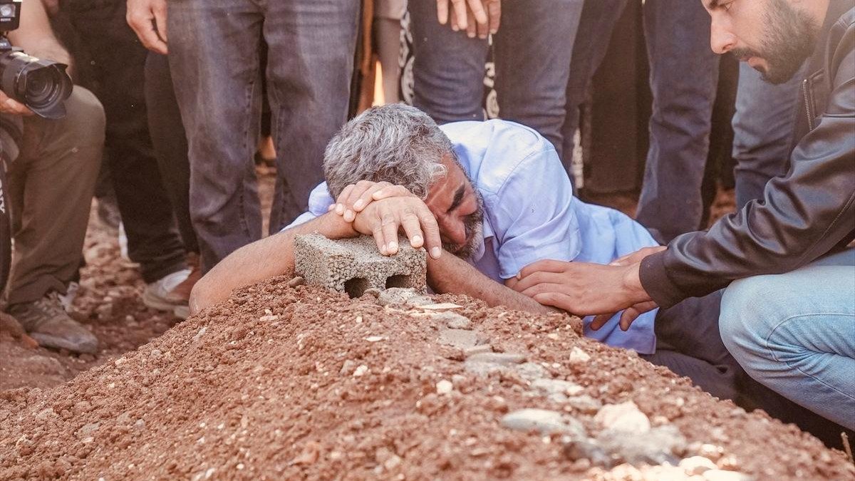 zezeander's tweet photo. Sözün bittiği yer; insanın kelimelere ihtiyaç duymadığı, duysa bile ifade edemeyeceği derin bir acının içinde kaybolduğu, sözlerin anlamını yitirdiği, sessizliğin her şeyi daha net anlattığı, sözler yerine duyguların konuştuğu; söylenemeyeni bazen bir bakışın, bazen bir iç çekişin anlattığı o an....

İşte tam da ordayiz! #rojiniçinadalet
