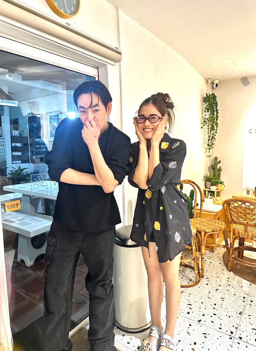 Mamhai_n's tweet photo. แต้มบุญจังๆครั้งที่2 ฮืออออออออออออ
กลับจากร้านสภาพเหมือนวันที่เจอร้านหมาล่าเลยค่ะ ใส่แว่นหนีบผมทรงเดิม🤣ความหิวไม่ได้กินข้าวเย็นเลยแวะไปกินเครปก่อนเข้าบ้าน จอดรถหน้าร้านก๊วยเตี๋ยวเรือเสร็จก็เดินลงจากรถ ภาพที่เห็นคือรถตู้สีขาวกำลังเปิดประตูแล้วไฟในรถก็ติด เห็นเฮียกำลังก้าวเท้าลงจากรถนี้ร่างกานสั่นอัตโนมัติ หลบหลังต้นไม้ ปล่อยให้เฮียเดินเข้าร้านก่อน ถึงเดินตามไป พอเข้าร้านก็ไปนั่งอยู่ริมๆเฮียหันมาน่าจะเห็นน้องพิคกี้ติดอยู่หลังโทสับ นมเก๋ก็บอกถ่ายรูปมั้ย นี้บอกไม่เป็นไรค่าเฮียสั่งเลยๆ เฮียหันมา สั่งเลยเฮียเลี้ยง นี้ก็แบบโหป๋ามาก เฮียก็เดินวนอยู่หน้าเตาเครปตามคลิป นี้ก็ลุกไปสั่ง แล้วก็หันไปถามเฮีย
*เฮียจำหนูได้มั้ย เราเคยเจอกันร้านหมาล่า เฮียก็ทำท่านึกเอ๊ะหมาล่าไหนนะ เลยหันโทสับให้ดูแล้วชี้ที่หน้าจอโทสับตัวเองว่านี้ไงๆ เฮียเห็นปุ๊บร้องไห้ทันทีร้องเหมือนเปิดก็อก แล้วโผมากอดเราทั้งๆที่ร้องไห้ นี้เลยเฮียเป็นไร ฮึบๆอย่าร้อง เฮียเป็นไรตกใจมาก ไอเราก็ร้องแต่น้ำตาหายเลยเพราะเจอเฮียร้องหนักกว่า😅 เลยบอกเป็นไรเฮีย ทุกคนในร้านงง เฮียบอกภาพมันแฟลชแบ็คกลับมา ไอเราก็โอ้ยแงอย่าร้อง หนูต้องร้องสิไม่ใช่เฮีย น้ำตาไหลไม่หยุด เราก็ได้เครปเลยนั่งกินเครปเฮียก็ออกไปสั่งข้าวแล้วเดินเข้ามา เราเลยบอกเฮีนขอถ่ายรูปได้มั้ย เฮียบอกได้สิ แล้วเดินผ่านเราไปเข้าห้องน้ำน่าจะเช็คความเรียบร้อยแล้ว เซ็ทผมเปียกๆแล้วออกมาถ่ายไกลๆได้มั้ย เฮียร้องไห้ตาบวม เลยบอกได้ค่า ภาพเลยเป็นแบบที่เห็นคือปิดหน้าไปครึ่งนึงเพราะกลัวไม่หล่อ ซักพักเฮียหันมามองหน้าแล้วร้องอีก นี้ก็เอ้าเฮียหนูยังไม่ได้พูดไรเลย😅🤣 เฮียเดินไปหน้าเตาเครปนี้เลยเปลี่ยนอารมณ์พูดเรื่องอื่นบอกเฮียรถไฟฟ้ามันปังมากเลยสุดยอด เฮียก็พยักหน้างึกๆๆ เลยบอกว่าเนี้ยนุชเค้าทวิตกันว่าอยากจะนัดไปขึ้นพร้อมกัน เฮียทำตาโตแล้วพูดว่า เป็นขบวน702อ่ะหรอออออ วันไหนอ่า นี้เลยบอกยังไม่รู้วันค่าแค่กำลังเสนอๆกันอยู่ เฮียหันมา เฮียไปด้วย ทีนี้กับข้าวน่าจะเสดแล้วเฮียก็ออกไปกิน แล้วเราก็จะกลับเลยออกไปสวัสดีบอกเฮียหนูกลับแล้วน้า เฮียก็พยักหน้าได้ลองกินเครปหน้าชีสยัง บอกกินแล้ว เฮียบอกอร่อยเนอะ นี้เลยบอกอร่อยค่า ก็เลยบอกว่าเฮียว่าระนองเจอกันนะหนูไป แล้วก็เขาใหญ่ด้วยนะ ทำหน้างงพอบอกเขาใหญ่ โคราชใช่มั้ยที่เดียวกันป่ะ บอกใช่ๆๆๆ เฮียก็เลยยื่นมือมาให้จับ แล้วเราเลยบอกหนูไปแล้วเฮียจะได้มีเวลาส่วนตัว เราก็เดินหันหลังกำลังจะกลับ เฮียเรียกนุชชชชชชช เราก็หันกลับไปค่า เฮียอ้าแขนสองข้างออกนั่งอยู่ที่เก้าอี้ แล้วพยักหน้ามากอด เราเลยเดินไปกอดแล้วพูดว่าเฮีย นุชเป็นกำลังใจให้เฮียเสมอ นุชอยู่ตรงนี้เสมอ เหมือนที่หนูพูดกับเฮียที่ร้านหมาล่านะ เราก็ลูบหลัง อ่าทีนี้เปิดก็อกอีกแล้วค่า เฮียร้องไห้อีก เลยบอกไปแล้วๆหนูไปแล้ว เจอกันน้าเฮีย เฮียก็ยิ้มตาหยี 
ปล.สภาพชั้นที่เจอเฮียไม่ได้ต่างจากร้านหมาล่าเลย เหมือนเดิมเป๊ะ ทำไมไม่ได้เจอกันตอนสวยๆบ้างละเฮีย😭) รักเฮียนะ รักมากๆ
#เป๊กผลิตโชค
#PeckPaLitChoke