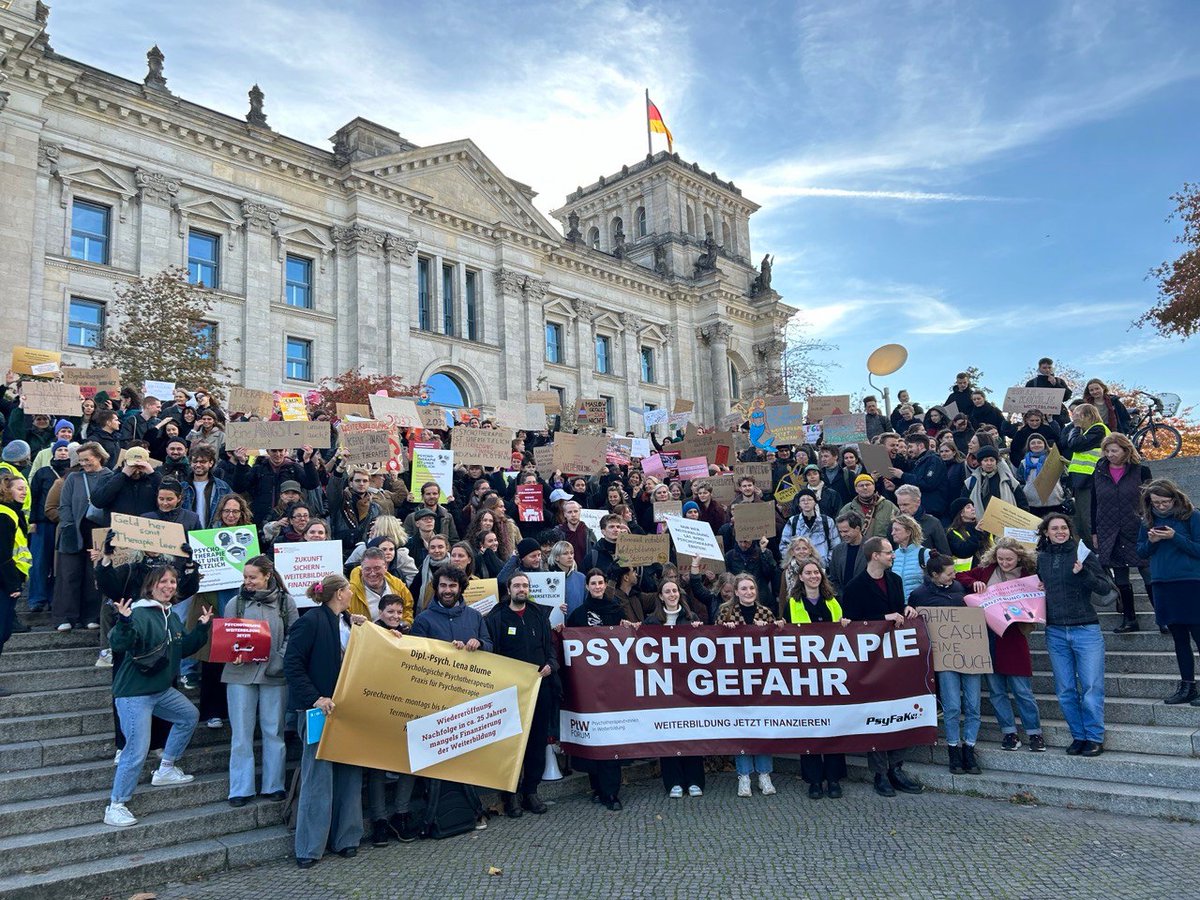 PsyFaKo (@psyfako) on Twitter photo Danke an alle, die heute bei der Demo vor dem Bundestag in Berlin erneut dabei waren. Gemeinsam haben wir gefordert: Die Finanzierung der #Psychotherapie-Weiterbildung muss JETZT gesetzlich im #GVSG geregelt werden, denn #PsychotherapieIstUnersetzlich Danke an alle, die heute bei der Demo vor dem Bundestag in Berlin erneut dabei waren. Gemeinsam haben wir gefordert: Die Finanzierung der #Psychotherapie-Weiterbildung muss JETZT gesetzlich im #GVSG geregelt werden, denn #PsychotherapieIstUnersetzlich