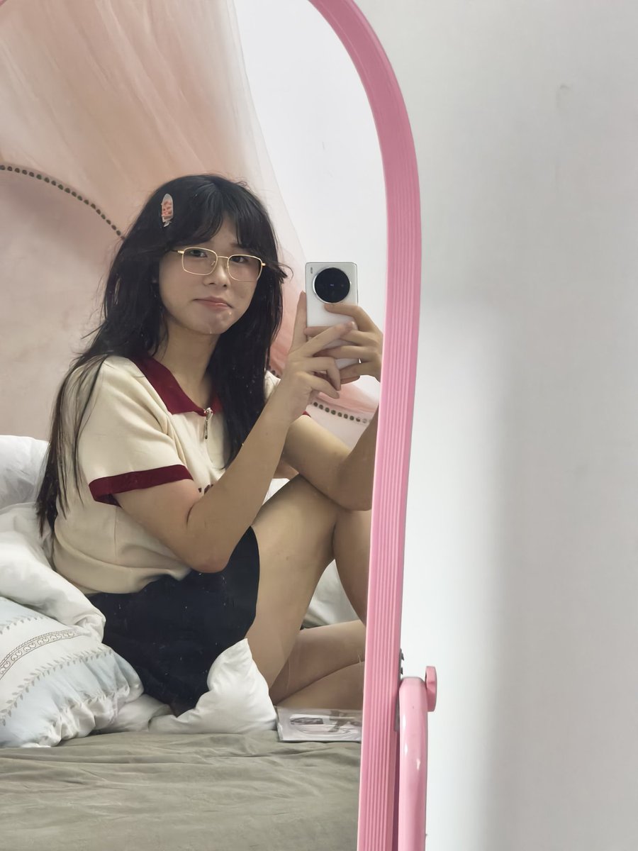 YCY_1999's tweet photo. 呜呜 为什么原相机下我的脸那么肥.....  嗐 ，看来要少吃多动了...... https://t.co/pWZHNyE0yg