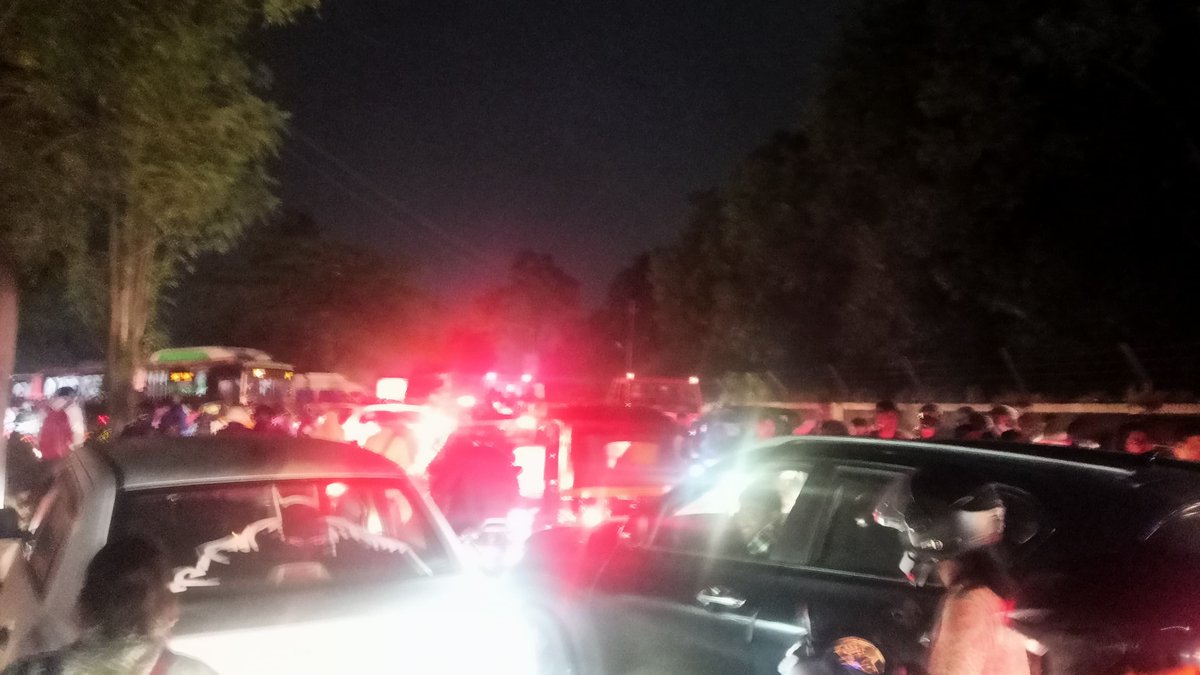 punekarnews's tweet photo. 🚨 Traffic Alert! 🚨

For the past two hours, there has been a massive traffic jam on the Pune Airport-Lohgaon-Wagholi Road, causing major inconvenience to commuters. Strangely, no Pune Traffic Police have been spotted at the scene, leaving frustrated drivers to manage the situation on their own. @CPPuneCity @PuneCityPolice 

This bottleneck near the Water Tank (Canara Bank), a spot usually manned by traffic officers of @PuneCityTraffic during the day for vehicle checks, is now completely unsupervised during the evening peak hours, contributing to the chaos.

Is this how our traffic management system should function during busy hours? Share your thoughts in the comments below! 👇 

#PuneTraffic #TrafficJam #PuneCity #CommuterStruggles #Lohgaon #Pune #WagholiRoad