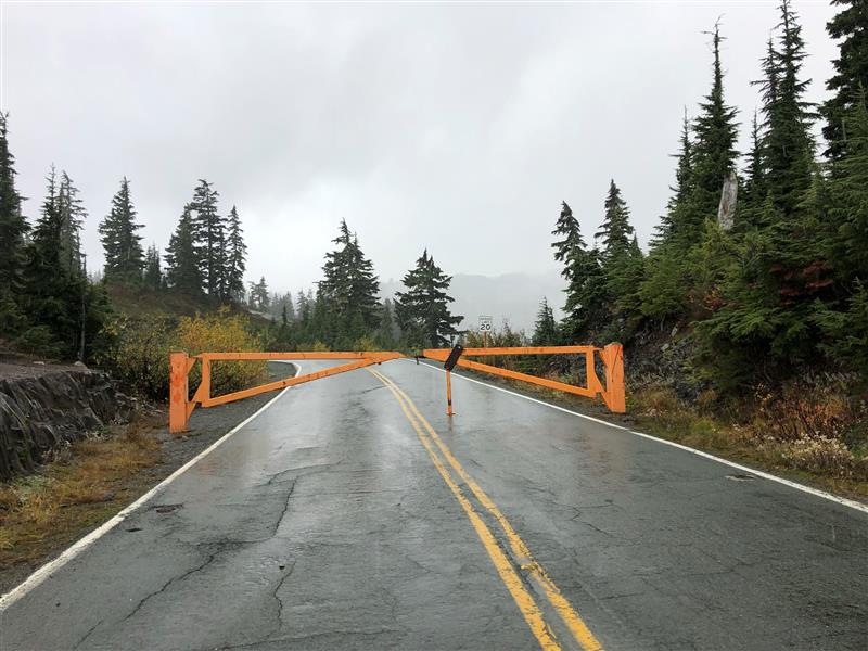wsdot_north's tweet image. NOW CLOSED: 8AM, this morning, 10/16, the final 2.7 miles of SR 542/Mt. Baker Hwy, the road to Artist Point (MP 54) CLOSED for the winter 🗻❄️

➡️SR 542 remains open to up to the seasonal closure point. Winter recreationalists should still monitor conditions throughout the season