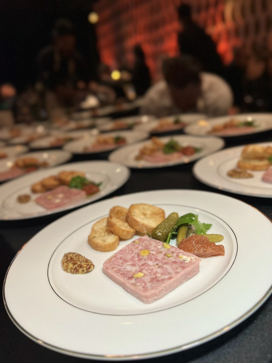 The Celebrity Chef Ball <a href="/MOWChicago/">MealsonWheelsChicago</a> takes place Oct 25. Enjoy culinary treats prepared by over 40 chefs live table side. Use discount code “50OFF”, to receive $50 off each ticket. I hope to see you for this amazing evening. 

Tickets: e.givesmart.com/events/DM1/?is…