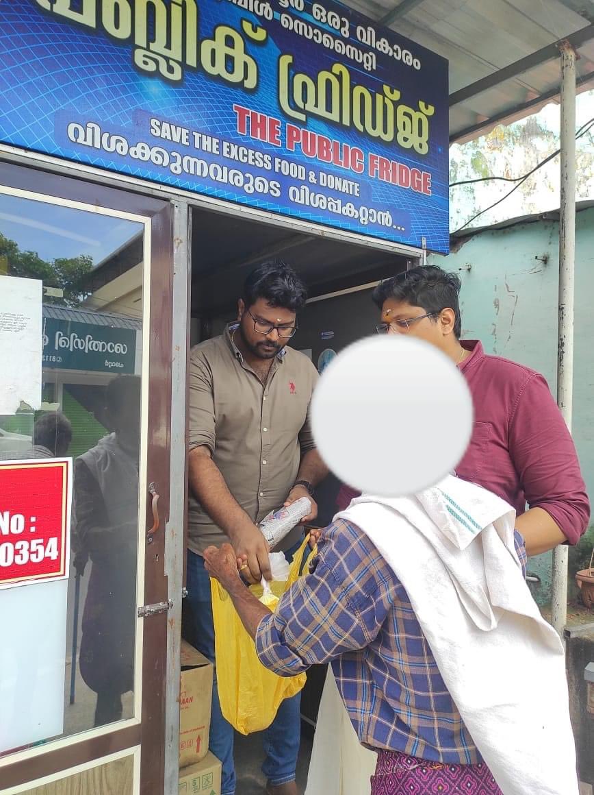 PFCKollamDC's tweet photo. രാജുവേട്ടന്റെ ജന്മദിനത്തോടനുബന്ധിച്ച് പൃഥ്വിരാജ് ഫാൻസ് പരവൂർ (കൊല്ലം DC) നടത്തുന്ന ജീവകാരുണ്യ പ്രവർത്തനങ്ങളുടെ ഭാഗമായി പരവൂർ പബ്ലിക് ഫ്രിഡ്ജിലും നെടുങ്ങോലം ഗവൺമെന്റ് ആശുപത്രിയിലും ഭക്ഷണം വിതരണം ചെയ്തു❤

#PrithvirajSukumaran #KollamDistrictCommittee #ParavurUnit
@PrithviOfficial https://t.co/jXwTdWvDnW