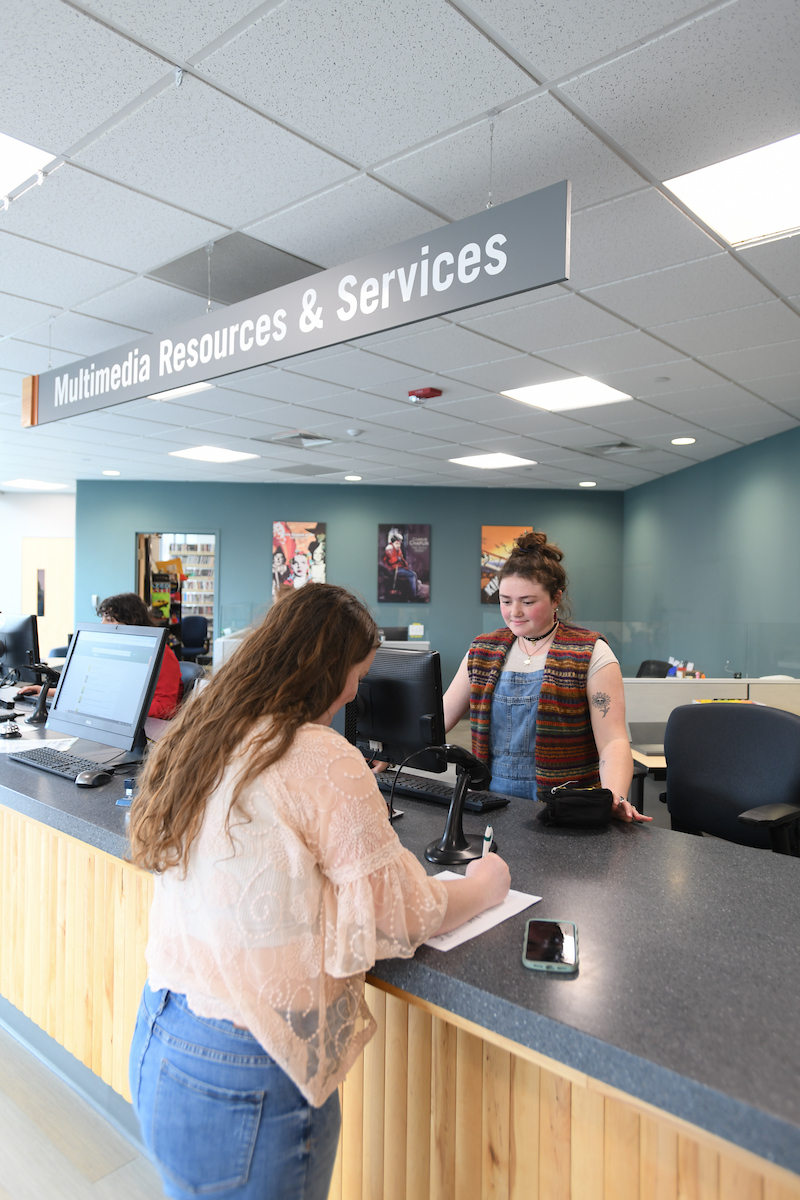 UVM_Libraries's tweet image. We've got tech.

From 3D printing and virtual reality to a complete recording studio and media equipment for borrowing, we're ready to help you with any project this semester.

Click the link in our bio or stop by the media desk in Howe to learn more.
#UVMLibraries #MediaServices