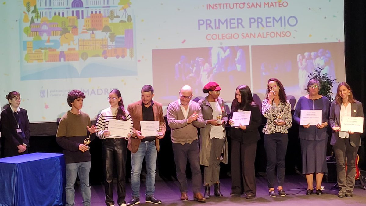 csanalfonso's tweet photo. ¡Y volvió a salir el sol! ☀️ ¡Emocionados, hemos recibido nuestro #PrimerPremio 🥇 de #TeatroEscolar en el certamen de @MADRID! 
Así despedimos 😢 a nuestros #Miserables de @teatroSalfonso , que tantos momentos nos han regalado este curso. ¡A las barricadas! @ARTESecm https://t.co/2azekaPnRh