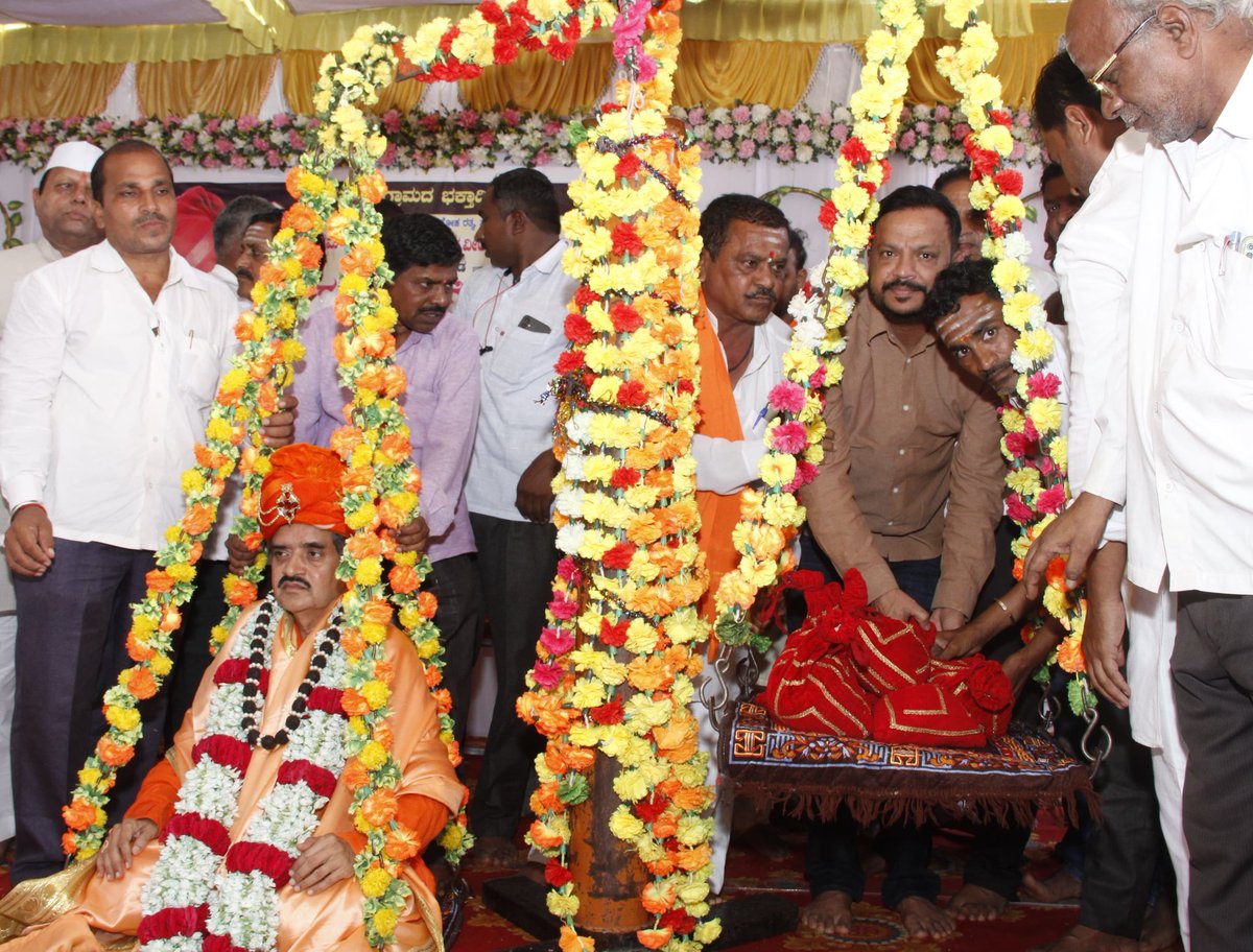 MLCvijaysingh's tweet photo. #ಬಸವಕಲ್ಯಾಣ ಮತ ಕ್ಷೇತ್ರದ #ಮುಡುಬಿ ಗ್ರಾಮದಲ್ಲಿ ಶ್ರೀ ಅಂಬಾಭವಾನಿ ದೇವಿಯ ಮೂರ್ತಿ ಪ್ರಾಣ ಪ್ರತಿಷ್ಠಾಪನೆ, ದಸರಾ ಉತ್ಸವ ಹಾಗೂ ಶಿವಾಚಾರ್ಯ ರತ್ನ , ಧರ್ಮರತ್ನ, ದಾಸೋಹಿ ರತ್ನ, ಸದ್ಧರ್ಮ ಶಿಖಾಮಣಿ ಪರಮ ಪೂಜ್ಯ ಶ್ರೀ.ಷ.ಬ್ರ.ಡಾ.ಚನ್ನವೀರ ಶಿವಾಚಾರ್ಯರು ಗುರುವಂದನಾ ಮತ್ತು ತುಲಾಭಾರ ಕಾರ್ಯಕ್ರಮದಲ್ಲಿ ಭಾಗವಹಿಸಿ ಮಾತನಾಡಿ ಆಶೀರ್ವಾದ ಪಡೆದುಕೊಂಡೆ.

#Basavakalyan #Bidar @DKShivakumar @siddaramaiah @rssurjewala @GCC_MP