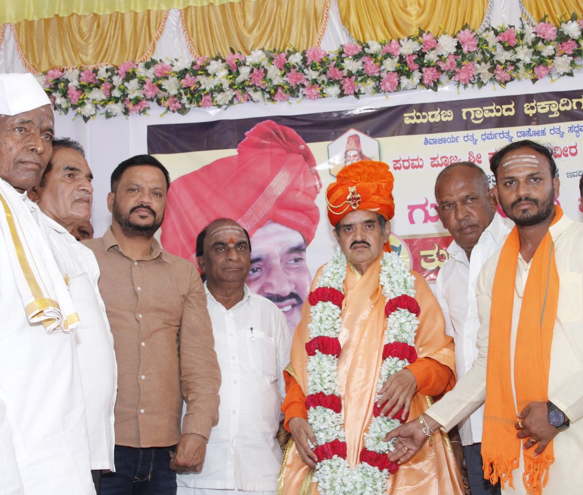 MLCvijaysingh's tweet photo. #ಬಸವಕಲ್ಯಾಣ ಮತ ಕ್ಷೇತ್ರದ #ಮುಡುಬಿ ಗ್ರಾಮದಲ್ಲಿ ಶ್ರೀ ಅಂಬಾಭವಾನಿ ದೇವಿಯ ಮೂರ್ತಿ ಪ್ರಾಣ ಪ್ರತಿಷ್ಠಾಪನೆ, ದಸರಾ ಉತ್ಸವ ಹಾಗೂ ಶಿವಾಚಾರ್ಯ ರತ್ನ , ಧರ್ಮರತ್ನ, ದಾಸೋಹಿ ರತ್ನ, ಸದ್ಧರ್ಮ ಶಿಖಾಮಣಿ ಪರಮ ಪೂಜ್ಯ ಶ್ರೀ.ಷ.ಬ್ರ.ಡಾ.ಚನ್ನವೀರ ಶಿವಾಚಾರ್ಯರು ಗುರುವಂದನಾ ಮತ್ತು ತುಲಾಭಾರ ಕಾರ್ಯಕ್ರಮದಲ್ಲಿ ಭಾಗವಹಿಸಿ ಮಾತನಾಡಿ ಆಶೀರ್ವಾದ ಪಡೆದುಕೊಂಡೆ.

#Basavakalyan #Bidar @DKShivakumar @siddaramaiah @rssurjewala @GCC_MP