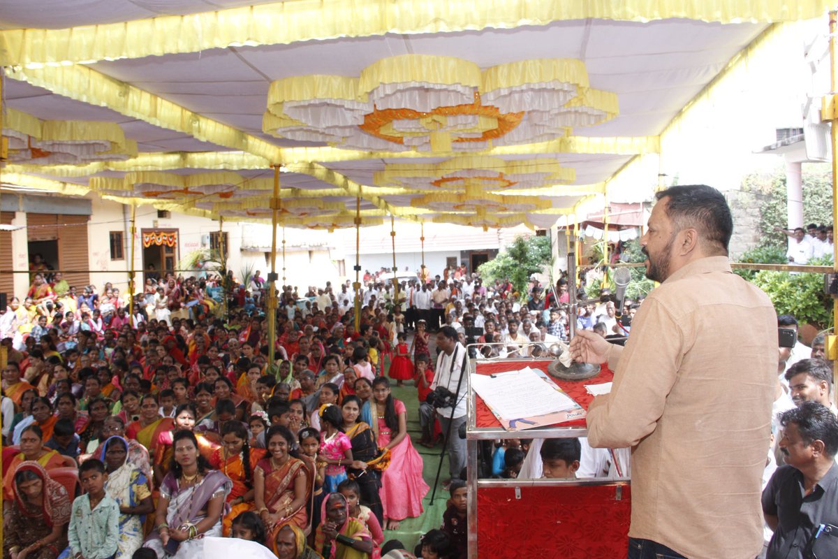 MLCvijaysingh's tweet photo. #ಬಸವಕಲ್ಯಾಣ ಮತ ಕ್ಷೇತ್ರದ #ಮುಡುಬಿ ಗ್ರಾಮದಲ್ಲಿ ಶ್ರೀ ಅಂಬಾಭವಾನಿ ದೇವಿಯ ಮೂರ್ತಿ ಪ್ರಾಣ ಪ್ರತಿಷ್ಠಾಪನೆ, ದಸರಾ ಉತ್ಸವ ಹಾಗೂ ಶಿವಾಚಾರ್ಯ ರತ್ನ , ಧರ್ಮರತ್ನ, ದಾಸೋಹಿ ರತ್ನ, ಸದ್ಧರ್ಮ ಶಿಖಾಮಣಿ ಪರಮ ಪೂಜ್ಯ ಶ್ರೀ.ಷ.ಬ್ರ.ಡಾ.ಚನ್ನವೀರ ಶಿವಾಚಾರ್ಯರು ಗುರುವಂದನಾ ಮತ್ತು ತುಲಾಭಾರ ಕಾರ್ಯಕ್ರಮದಲ್ಲಿ ಭಾಗವಹಿಸಿ ಮಾತನಾಡಿ ಆಶೀರ್ವಾದ ಪಡೆದುಕೊಂಡೆ.

#Basavakalyan #Bidar @DKShivakumar @siddaramaiah @rssurjewala @GCC_MP