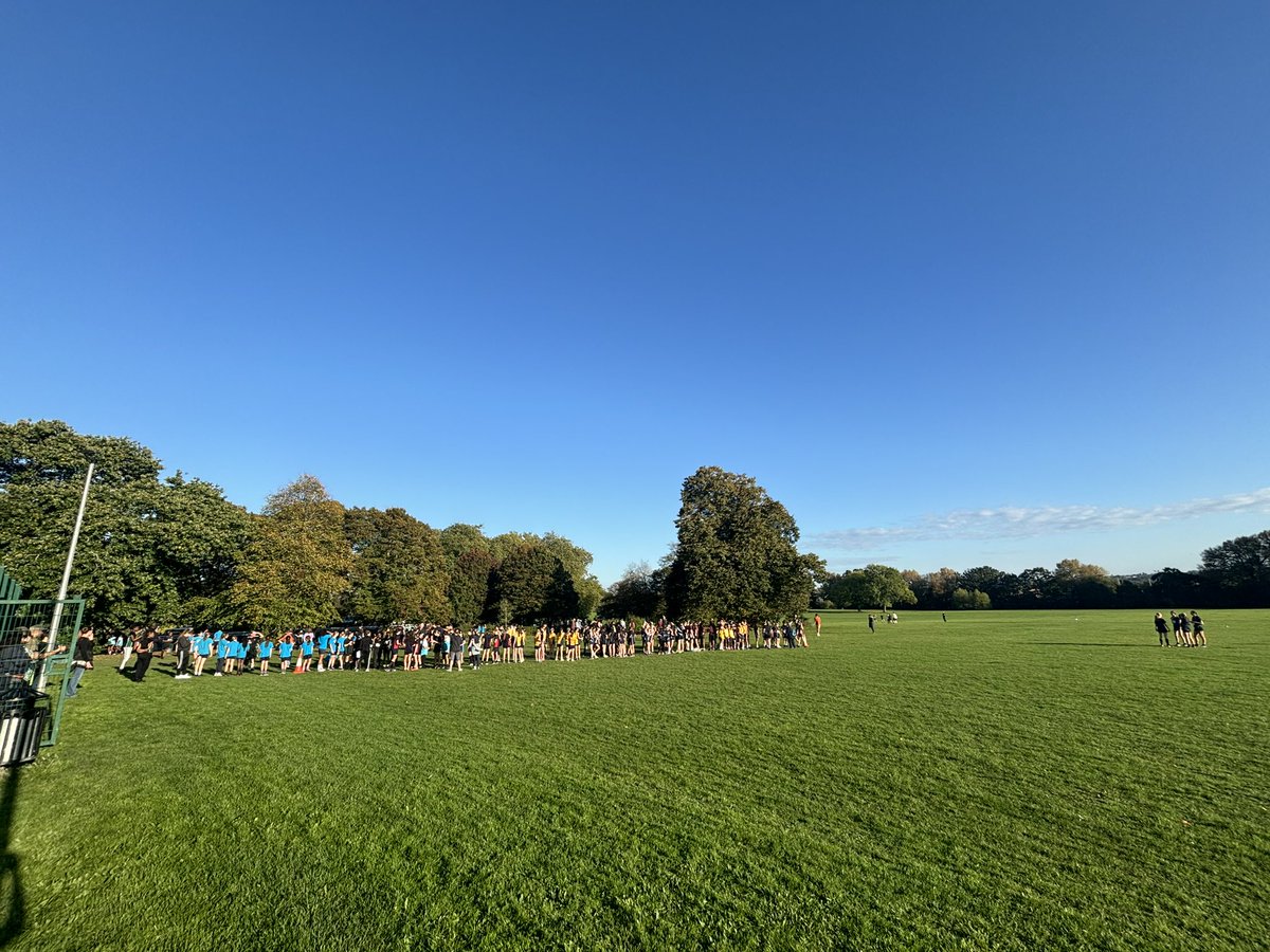 The yr 7&amp;8 xc runners are gearing up for their start! Let's go 🏃‍♀️Greenwich Schools XC championships. Yrs 9-11 busy warming up! ☀️