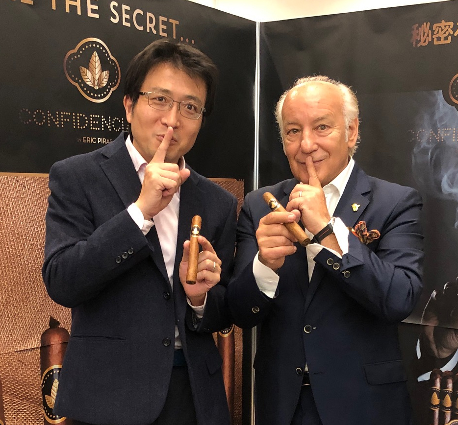 yuzocigar's tweet photo. コンフィデンシャルシガーの開発者でありシガー界の重鎮「エリック・ピラス氏」に内緒で葉巻を頂いちゃいました♪

（ＹＵＺＯメモ）
ホテルのラウンジでサービスされる、雑味が無く上質なカフェオレのよう・・・

グレープフルーツの優しい酸を特徴とした柑橘系の風味。

心地よくソフトなドローで、カシューナッツ、ピーカンなどの大粒のナッツのクリーミーさも感じる。

キューバシガーに例えるとホヨー・ド・モントレー・ダブルコロナのスパイス感、クアバ・サロモネスの豊かさ、フォンセカの繊細さを組み合わせたような感じ。

全体的にソフトな仕上がりのため、最終局番におけるスパイス感も強くなり過ぎず、根本の根本まで楽しむことができる。

＜相性の良いお酒＞

◎ハードリカー：ハイランドモルト、コニャック、上質なシルバーテキーラ、

◎ワイン：ソーヴィニオンブラン、甲州（シュール・リー）ロワール産の赤、ヴァルボリッチェラ

＜最高の一杯＞

一日の終わりに、バランタイン１７年をミストで！

https://t.co/nSihuqwst5

（（）ホテルのラウンジでサービスされる、雑味が無く上質なカフェオレのよう・・・

グレープフルーツの優しい酸を特徴とした柑橘系の風味。

心地よくソフトなドローで、カシューナッツ、ピーカンなどの大粒のナッツのクリーミーさも感じる。

キューバシガーに例えるとホヨー・ド・モントレー・ダブルコロナのスパイス感、クアバ・サロモネスの豊かさ、フォンセカの繊細さを組み合わせたような感じ。

全体的にソフトな仕上がりのため、最終局番におけるスパイス感も強くなり過ぎず、根本の根本まで楽しむことができる。

＜相性の良いお酒＞

◎ハードリカー：ハイランドモルト、コニャック、上質なシルバーテキーラ、

◎ワイン：ソーヴィニオンブラン、甲州（シュール・リー）ロワール産の赤、ヴァルボリッチェラ

＜最高の一杯＞

一日の終わりに、バランタイン１７年をミストで！

https://t.co/nSihuqwst5