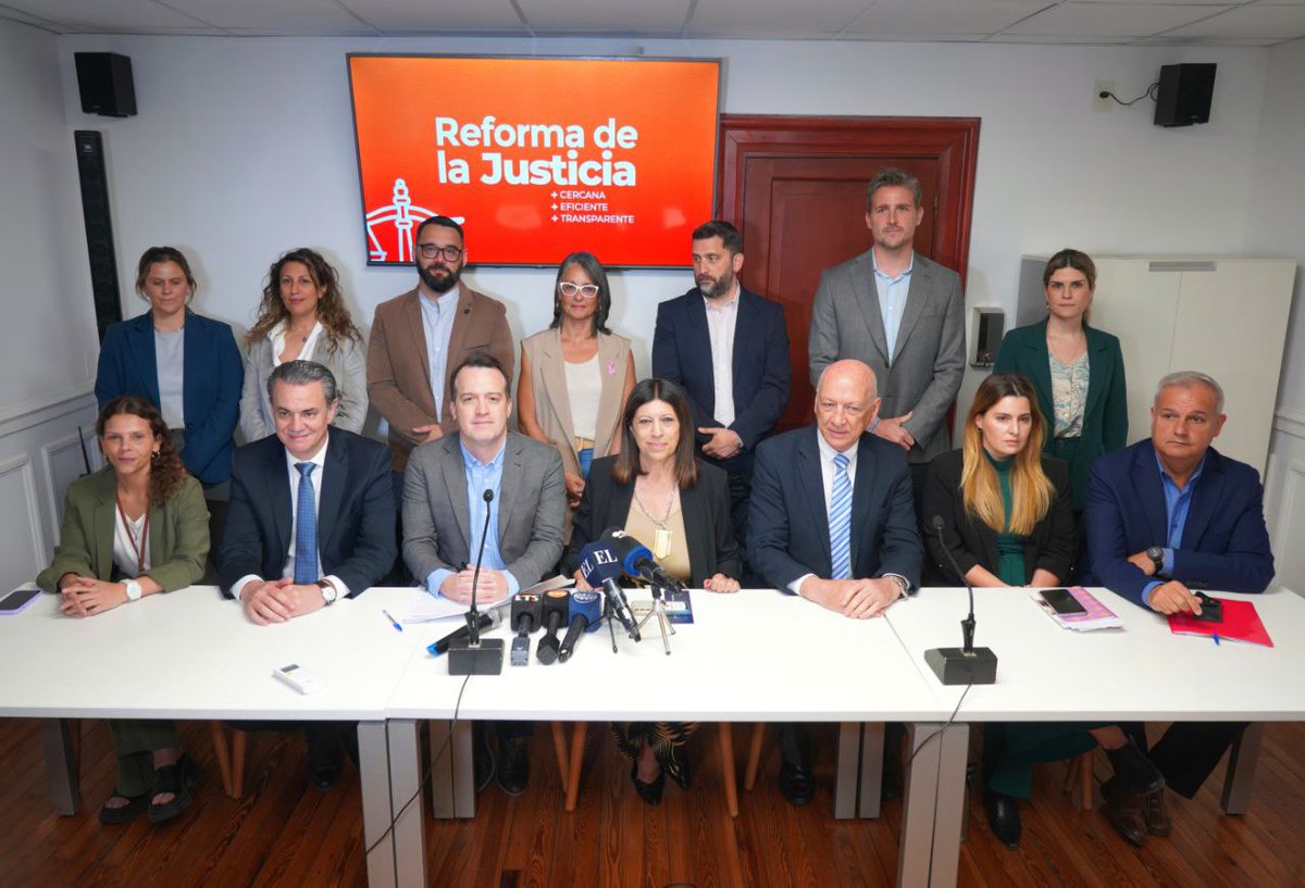 ClaraGarcia_SF's tweet photo. REFORMA DE LA JUSTICIA DE SANTA FE ⚖

Desde el bloque de diputadas y diputados del @PSsantafe presentamos un cuerpo normativo para una justicia más cercana y transparente, en el que se destaca el proyecto de modificación de la Ley Orgánica del Poder Judicial.

Promovemos un servicio de Justicia más democrático, con procesos más rápidos, audiencias participativas; acceso a la información y modernización de procesos judiciales, y una Corte Suprema de 7 miembros con paridad de género, competenicas jurídicas diversas y pluralidad territorial.

Una Justicia para los nuevos tiempos, más inclusiva y eficiente.