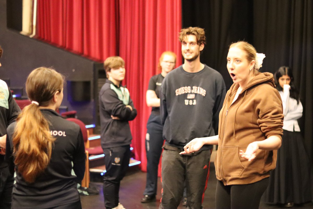 AcademicRugby's tweet photo. 🎭 Wonderful workshop, performance and Q and A by @fishing4chipstc Theatre Company with EB IGCSE, LXX A’Level and IB Theatre students 🎭
#wholepersonwholepoint https://t.co/2Ew5oeZUds