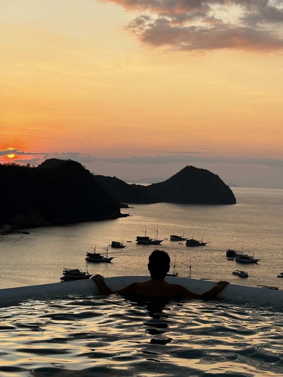 arfdy12's tweet image. Just got back from Labuan Bajo.

Dia punya cantik tu tak tahu nak kata apa. Memang berbaloi terbang 3.5 jam dari KL!

Korang pergi lah masa Airasia buat sale sebab sekarang ni, tu lah satu-satunya airlines direct dari Malaysia. 

Kalau tak, memang mahal nak kena fly dari Bali.