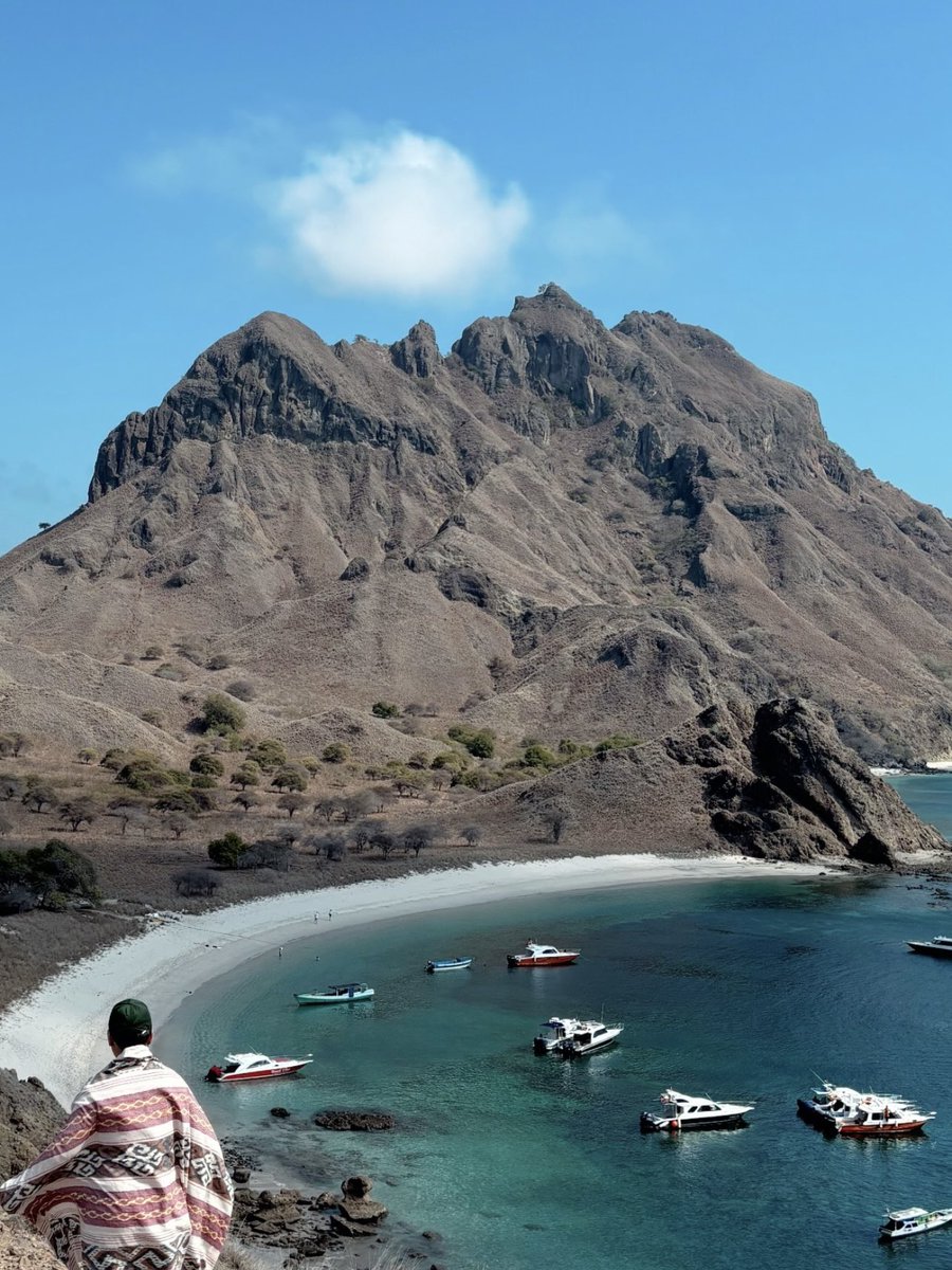 arfdy12's tweet image. Just got back from Labuan Bajo.

Dia punya cantik tu tak tahu nak kata apa. Memang berbaloi terbang 3.5 jam dari KL!

Korang pergi lah masa Airasia buat sale sebab sekarang ni, tu lah satu-satunya airlines direct dari Malaysia. 

Kalau tak, memang mahal nak kena fly dari Bali.