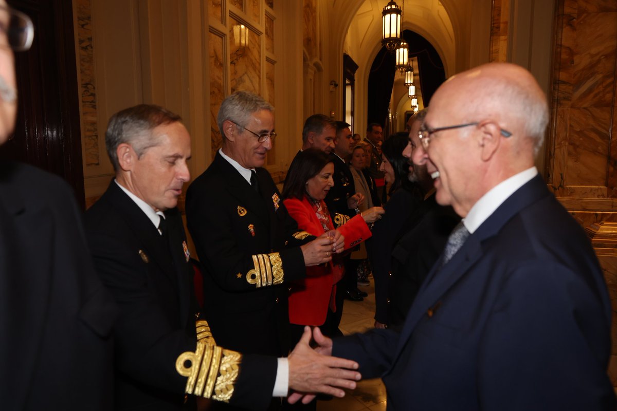 Defensagob's tweet photo. "Los hombres y mujeres de la Armada siempre dan lo mejor de sí mismos dentro y fuera del mar", ha dicho Robles en el acto de imposición de Grandes Cruces del Mérito Naval y del Militar con distintivo blanco a civiles y militares. "Entre todos, hacen de España, un gran país". https://t.co/6sBacagHdm