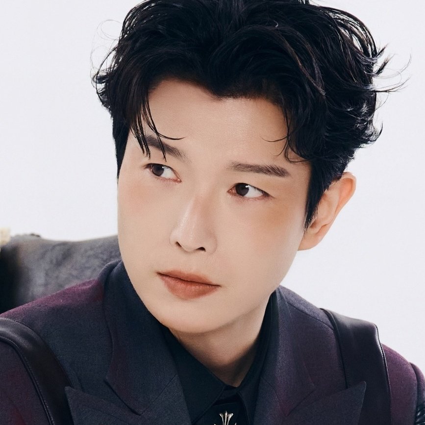 두훈이가블러셔를햇다는데요;;??
중안부 콧등부터 볼- 눈두덩이까지 이어지는 블러셔 라인이 날 미치게함