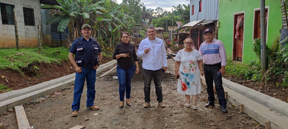 🌍 En el Municipio de #NuevaGuinea, las Autoridades Locales del FSLN realizaron una Visita de Presencia Directa 👷‍♂️ para constatar los importantes avances 🏗️ en los Proyectos de Construcción de Calles Adoquinadas 🚧 en las Zonas 04 y 02.

#OctubreVictorioso