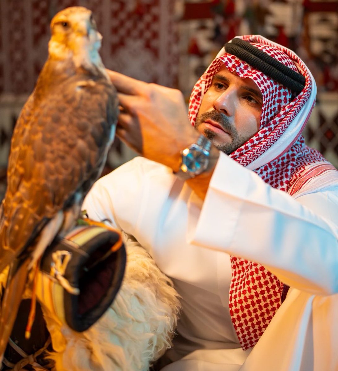 hilalstuff's tweet photo. 🚨 عم الكل ميترو خلال جلسة تصوير بالزي السعودي 🦅😨😨😨😨💙💙💙🇸🇦 https://t.co/tQBBQSvc86