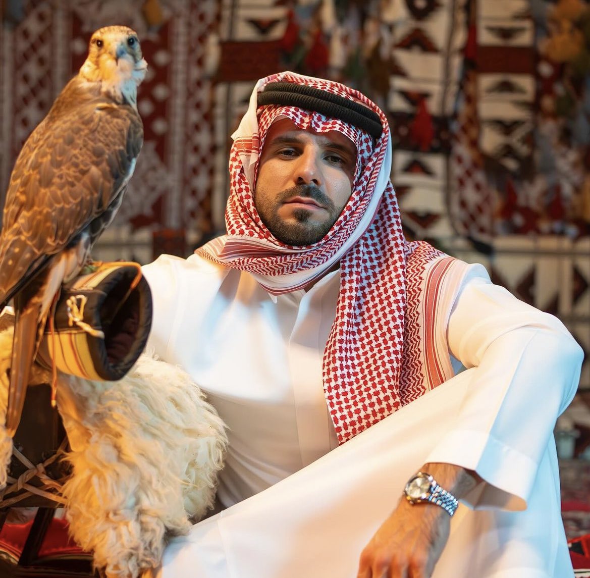 hilalstuff's tweet photo. 🚨 عم الكل ميترو خلال جلسة تصوير بالزي السعودي 🦅😨😨😨😨💙💙💙🇸🇦 https://t.co/tQBBQSvc86