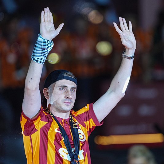 🔴Kerem Aktürkoğlu:

"İsrail ve Filistin arasında tarih boyunca birçok şey yaşanmış olabilir; ancak şu an gördüğüm, bir milletin yok edilmek üzere olması. 

Bunu biliyorum ve buna sessiz kalamıyorum."