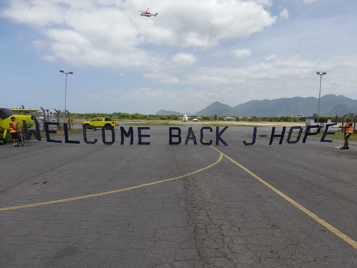 jhopenews's tweet photo. 🎥 Nossa faixa para sobrevoar a praia de Copacabana já está pronta, ansiosos para o grande dia?
📍Praia de Copacabana
🗓️ 15h, dia 17/10
‼️ O avião passará por toda a orla da praia.
HOPE IS COMING
D-1 UNTIL J-HOPE RETURNS
#BackToTheStreet #BrasilcomJHOPE #BrazilHOPEproject https://t.co/Srancr5zaD