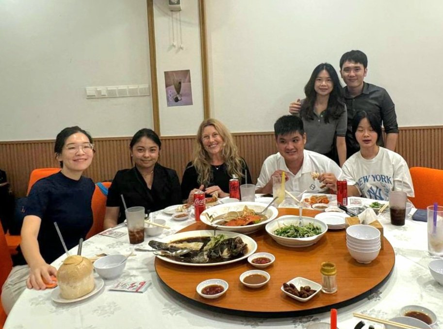 electra_frost's tweet photo. Janelle and I from @ElectraFi_ enjoyed a wonderful, authentic Singapore feast with our #web3accountant friends after Day 1 of the Accounting &amp; Business Show Asia. Thank you for treating us, @nicegreenbear! We are restored and ready for Day 2. https://t.co/lNma3Y6VAt