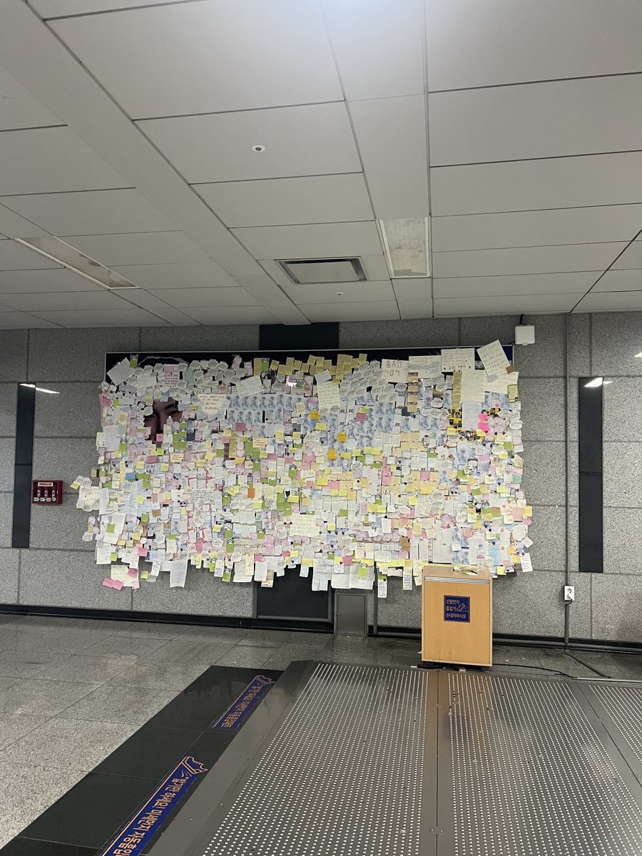 soheerolls's tweet photo. this is how currently the ads are looking with the fans letter! oh my god it went to the very top of the ads.. hani you are so so loved ㅠㅠ https://t.co/5ssPh9wvXF