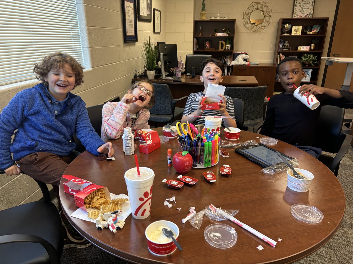 These ‘AP’s for the Day’ really earned their keep!  They accomplished some important tasks today!  #thebestview <a href="/APKevinJohnson/">Kevin Johnson</a> <a href="/MtnViewES/">Mountain View ES</a>