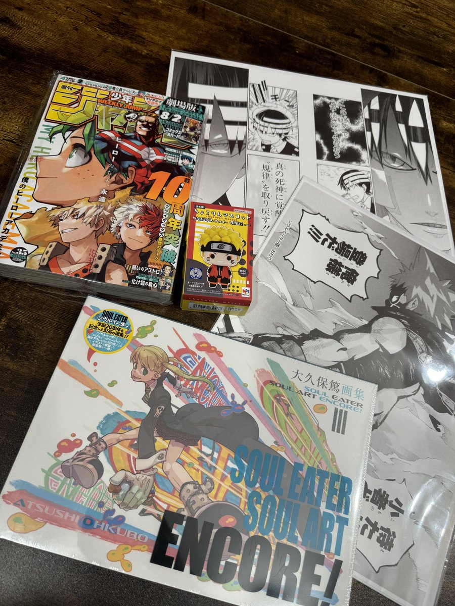 BlacKaizoku's tweet photo. J’ai enfin pu choper le Jump dernière cover de My Hero Academia chez @JapanHunter_ 

J’en ai profiter pour rattraper l’artbook et goodies qui était en rupture à l’exposition Soul Eater de Tokyo ! https://t.co/y5iv7P5YLx