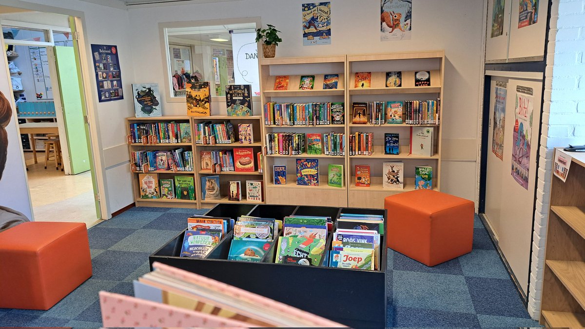 RoelZuidhof's tweet image. Vrolijke opening op plein van al weer een #bibliotheekopschool #dbos #DeVeldrakker #Nieuwegein incl. eigenwijze  #kinderboekenweek lied en voorlezen van gedichten. #lezenisleuk #leesplezier @BiebNieuwegein