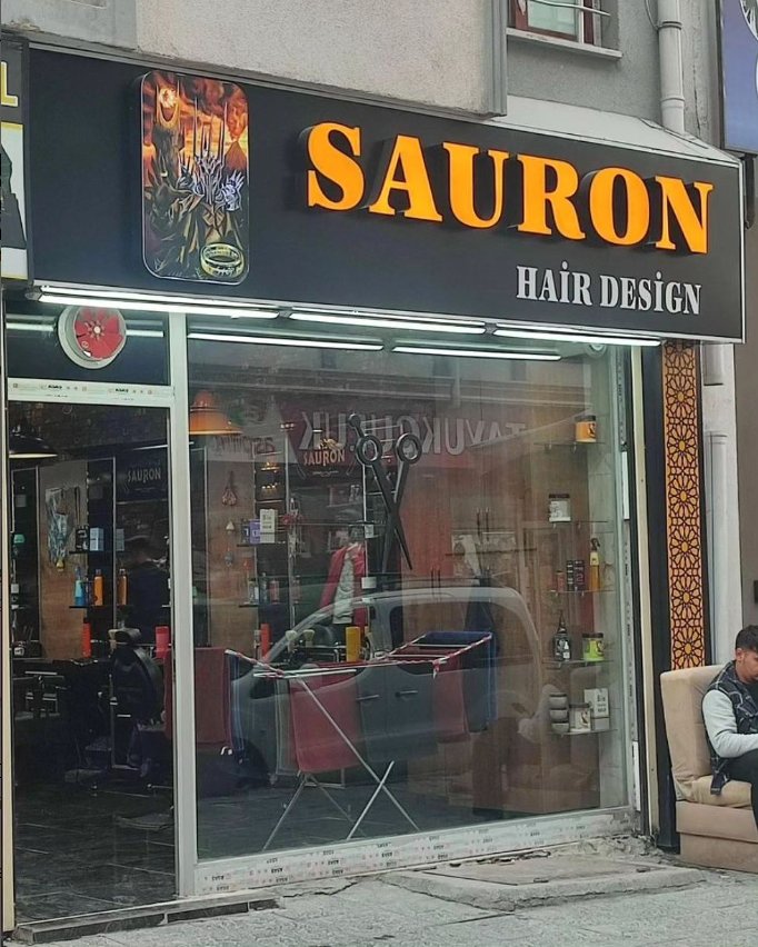 Her şeye hükmedecek tek bir makas, hepsini o kesecek, hepsini bir araya getirip karanlıkta  birbirine bağlayacak.