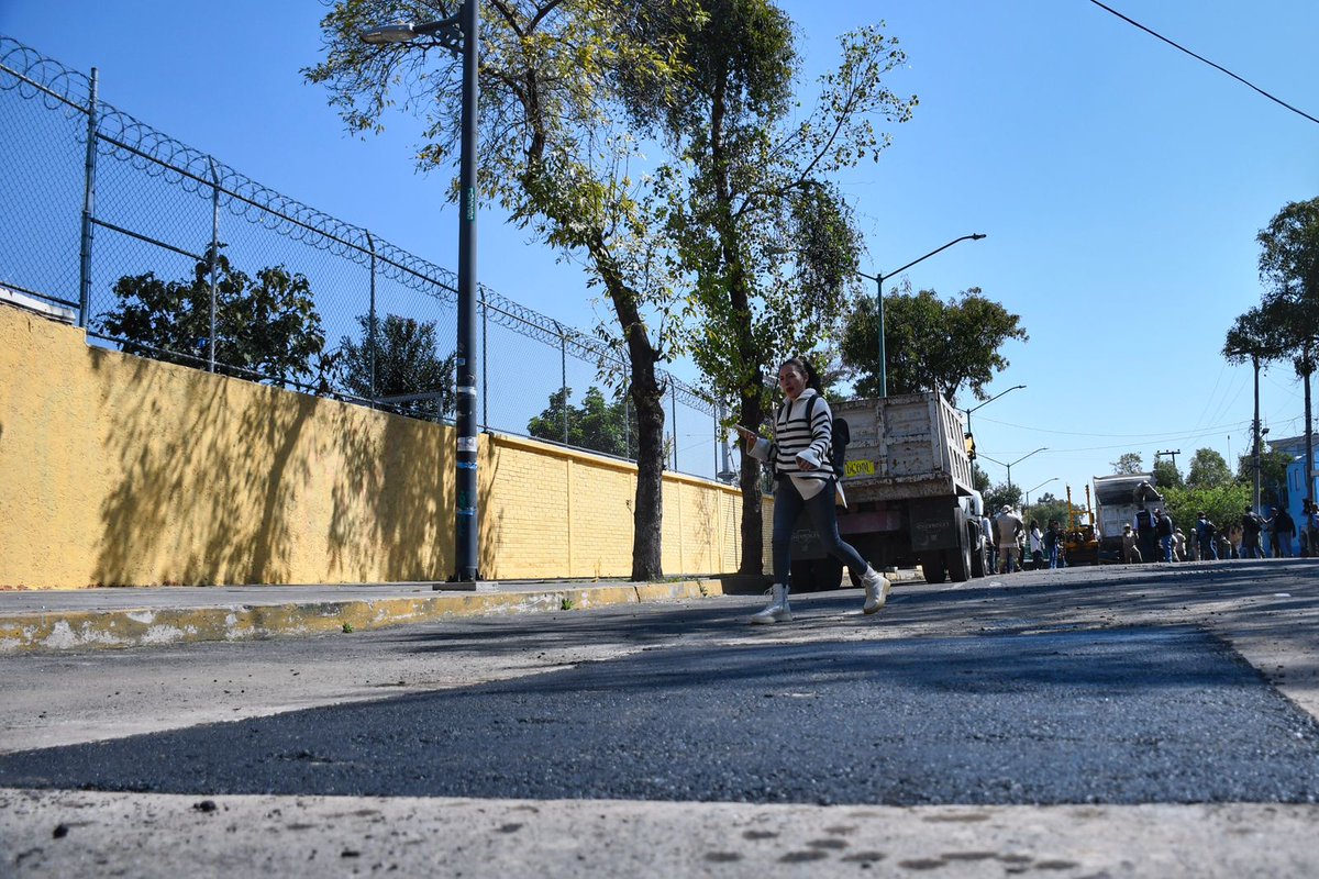 ClaraBrugadaM's tweet photo. ¡Hoy pusimos manos a la obra con el programa #Bachetón!

A través de esta acción, y en coordinación con las y los alcaldes, lograremos tener una ciudad libre de baches para que transeúntes, automóviles, bicicletas y motos puedan transitar de forma segura y cómoda.

Vamos a empezar fuerte con la reparación de 42 mil baches en 56 colonias que ya detectamos de manera coordinada con las demarcaciones.

Recibimos sus reportes de baches al *0311 de @locatel_mx.

Gracias a la alcaldesa de @A_VCarranza, @evelyn_parraA, por recibirnos en la colonia Federal para el banderazo de este programa.

#CapitalDeLaTransformación