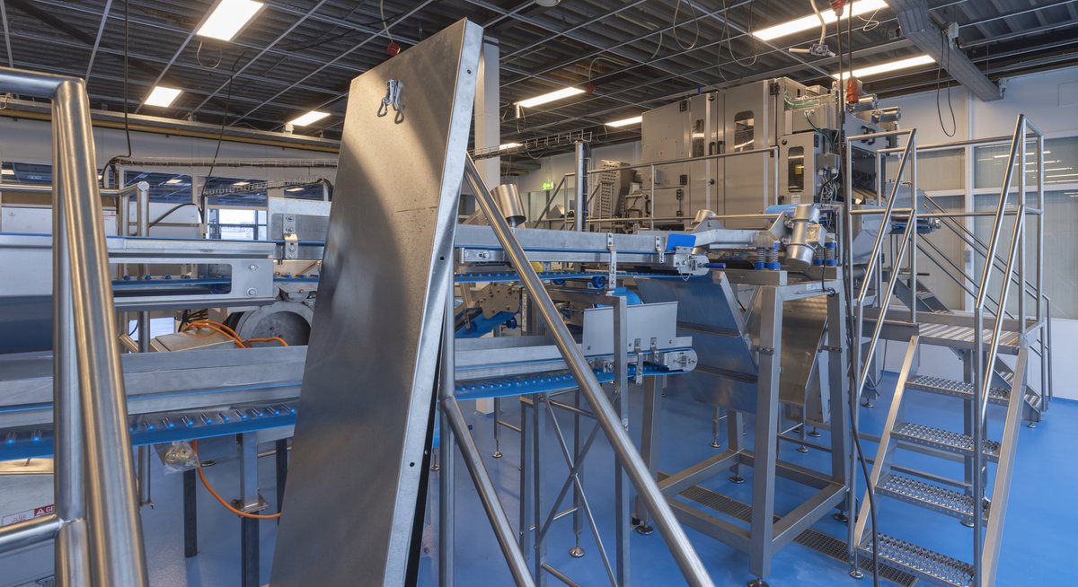 Today, the world’s first Total Value Factory officially opened in #ImpactCity The Hague. 🎈 A factory processing apples, and with zero waste.  Congratulations, <a href="/Yespersfood/">Yespers</a>! 🍎 
Read more: storiesofpurpose.thehague.com/impact/yespers #doinggoodanddoingbusiness #circulareconomy #zerowaste