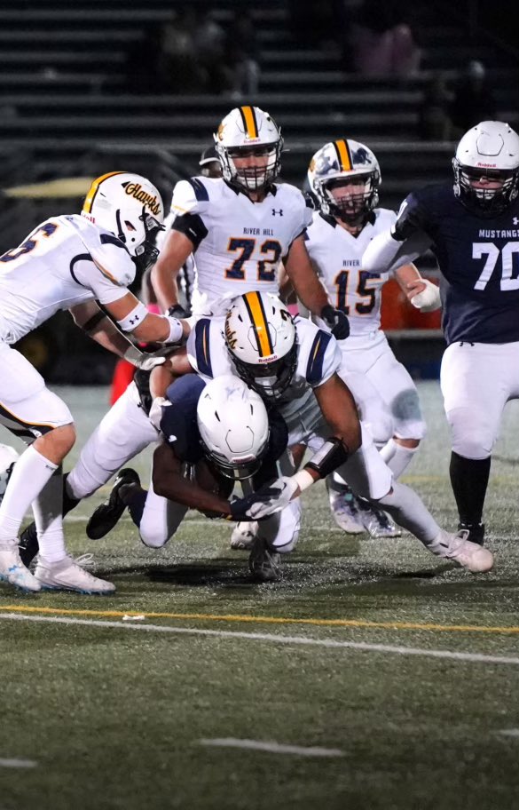 LewRobertsonIII's tweet photo. Some pics from last game! I had 12 tackles! Check out my mid season tape at https://t.co/x8o10EHHgq https://t.co/0FPodQJsxj