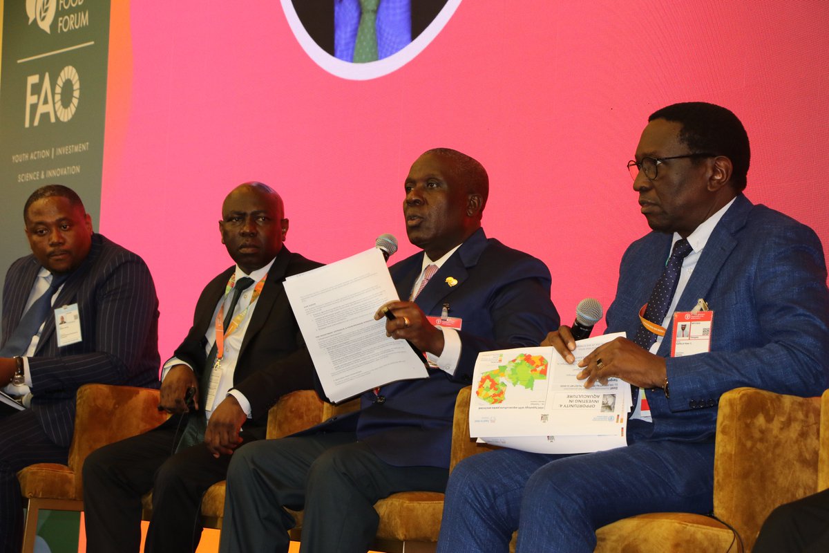 FAOZambia's tweet photo. 🌍 #HandInHand Investment Alert! 🌱 Zambia has presented its investment case for maize, soybean, aquaculture &amp; honey value chains. 🇿🇲 Minister of Agriculture Hon. Reuben Mtolo assured investors of Zambia's sound agricultural policies &amp; good governance. #InvestInZambia @FAO https://t.co/tAq7zATTsE