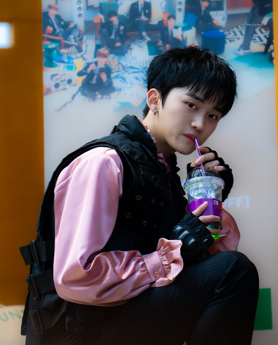 Bluebell_1023's tweet photo. 240317 점프업이엔��� 대면 팬사인 

D-7 😎😻

(늦게 업로드해서 죄송합니다)

#LUN8 #루네이트 
#DOHYUN #도현 
#오늘DOH https://t.co/4k7EldncLF