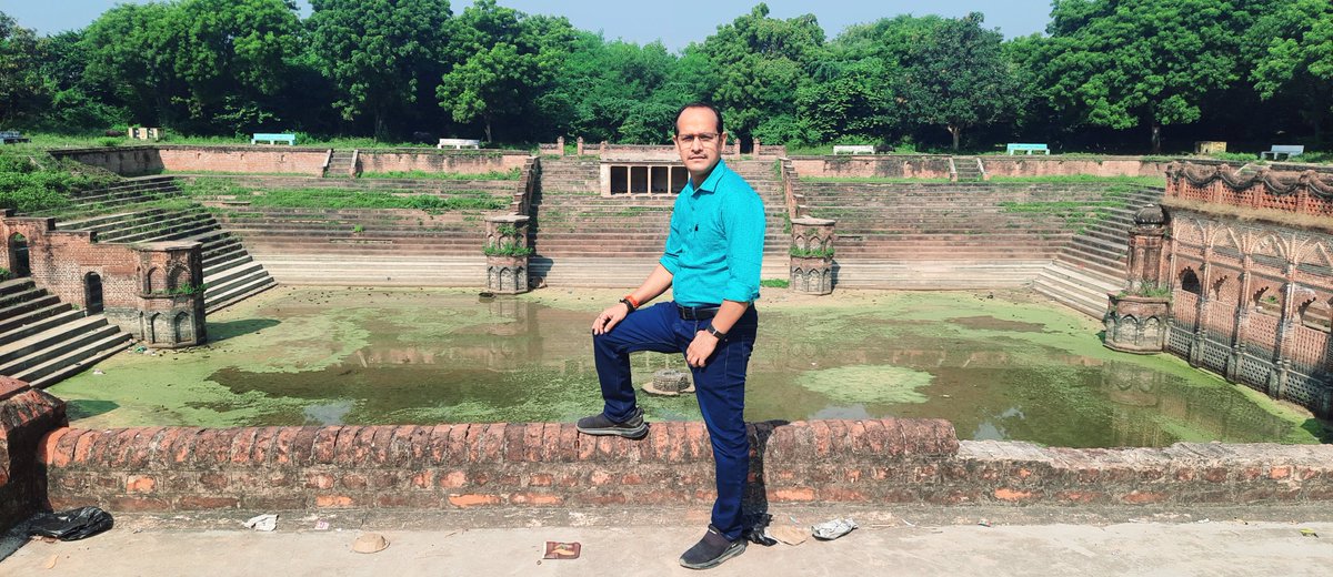 आज बीआरसी हस्वा में एक प्रशिक्षण पर जाने का अवसर प्राप्त हुआ तो वहां के ऐतिहासिक #रानी_तालाब में भी जाना हुआ। #ऐतिहासिक_धरोहरों के संरक्षण और सुन्दरीकरण की तरफ अधिक ध्यान देने की आवश्यकता है।