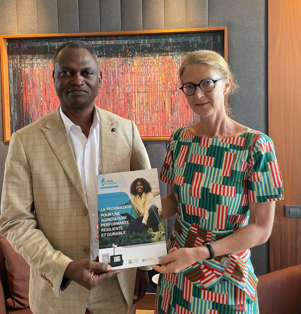 CMInglehearn's tweet photo. Ravie de connaître @Oumbili Maman Abdou Kane et de découvrir les innovations de #Tech-Innov pour soutenir l’agriculture au #Niger.  Tech-Innov est sur le shortlist pour les “Local Adaptation Champions Awards 2024” du @GCAdaptation à la @COP29_AZ . #WorldFoodDay2024 https://t.co/JooWLGpd2A