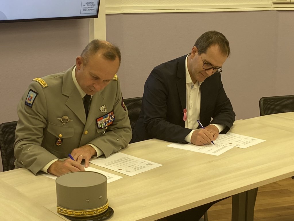 DMDVienne86's tweet photo. Ce mercredi, le Gal JAMINET, commandant la @9_BIMa_AdT et DMD 86 a signé le renouvellement de la convention de classe de défense avec le lycée Victor Hugo de Poitiers. Ce partenariat entre la Fanfare de la "9"et la classe de S2TMD sera concrétisé par un concert le 8/11 à Vivonne. https://t.co/JSYQqkvKVl