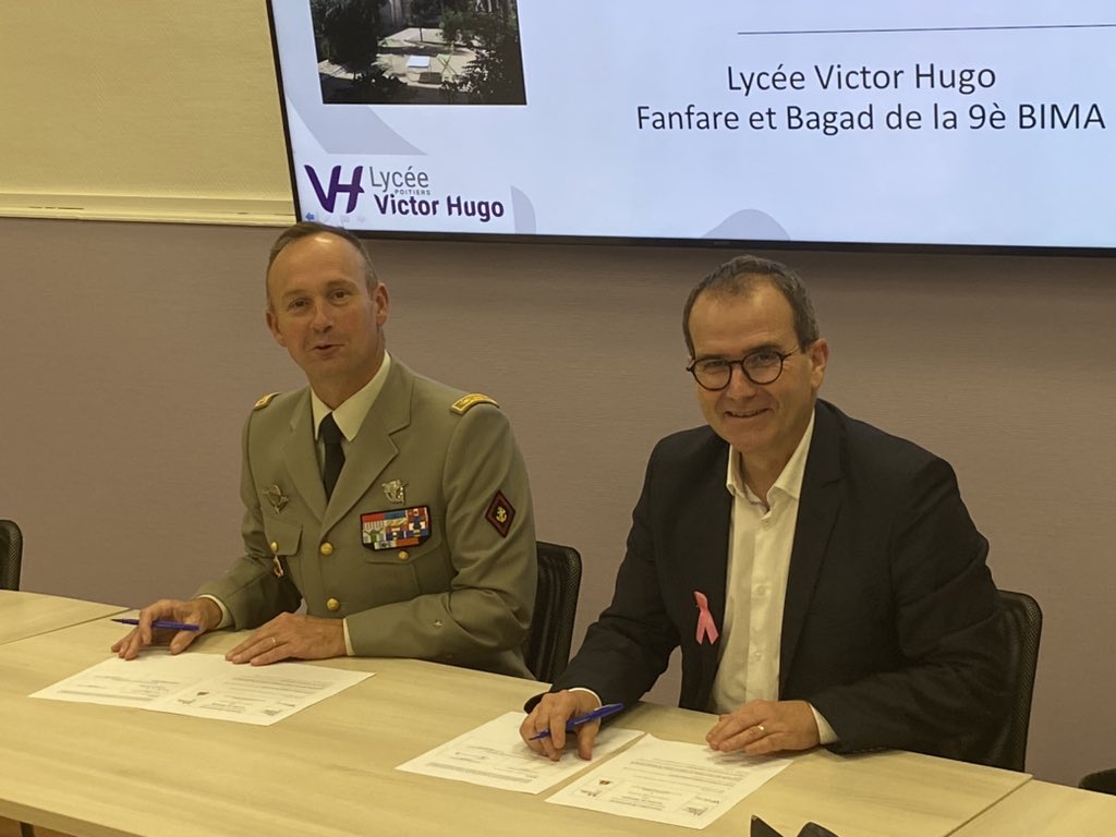 DMDVienne86's tweet photo. Ce mercredi, le Gal JAMINET, commandant la @9_BIMa_AdT et DMD 86 a signé le renouvellement de la convention de classe de défense avec le lycée Victor Hugo de Poitiers. Ce partenariat entre la Fanfare de la "9"et la classe de S2TMD sera concrétisé par un concert le 8/11 à Vivonne. https://t.co/JSYQqkvKVl