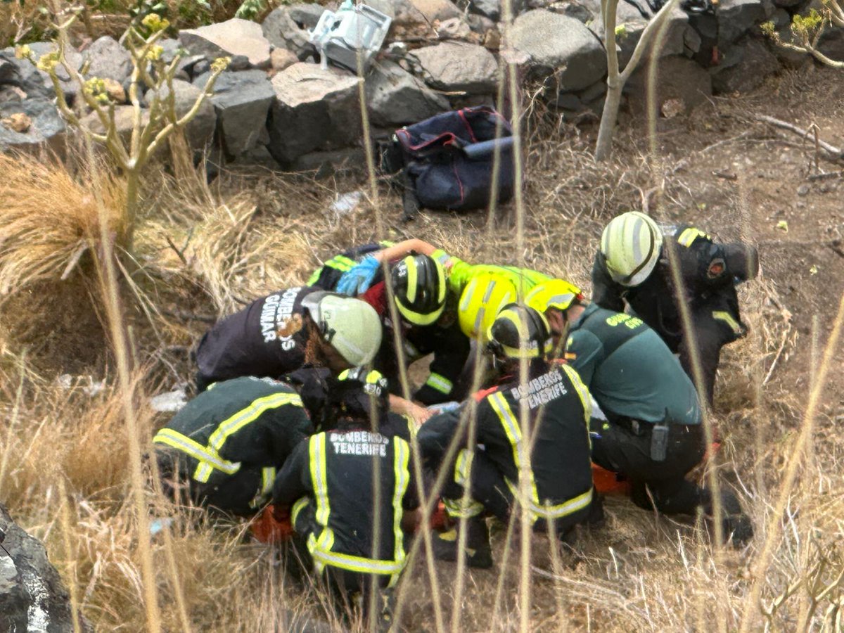 Los servicios de emergencia rescatan a una persona que cayó en un barranco en Candelaria #Tenerife

➡️<a href="/BomberosTf/">Bomberos de Tenerife</a> y <a href="/guardiacivil/">Guardia Civil</a> accedieron hasta el afectado y solicitaron su rescate vía aérea por la dificultad de acceso a la zona 

➡️Más información: www3.gobiernodecanarias.org/noticias/helic…