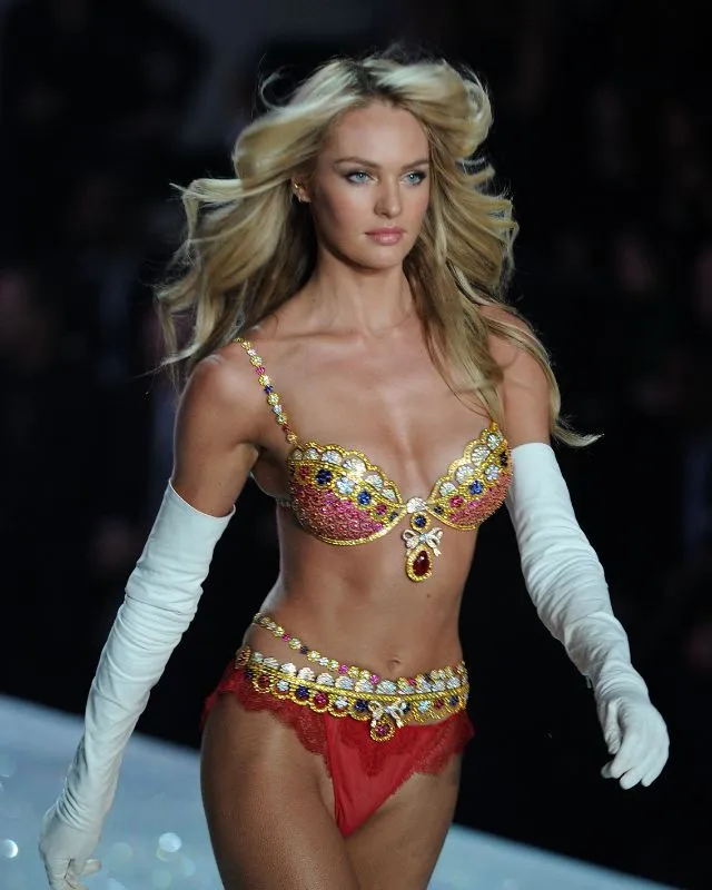 gagasyuyi's tweet photo. candice swanepoel wearing the fantasy bra decked out in mouawad jewels that took 527 hours to complete. https://t.co/J1l5yV0m9J