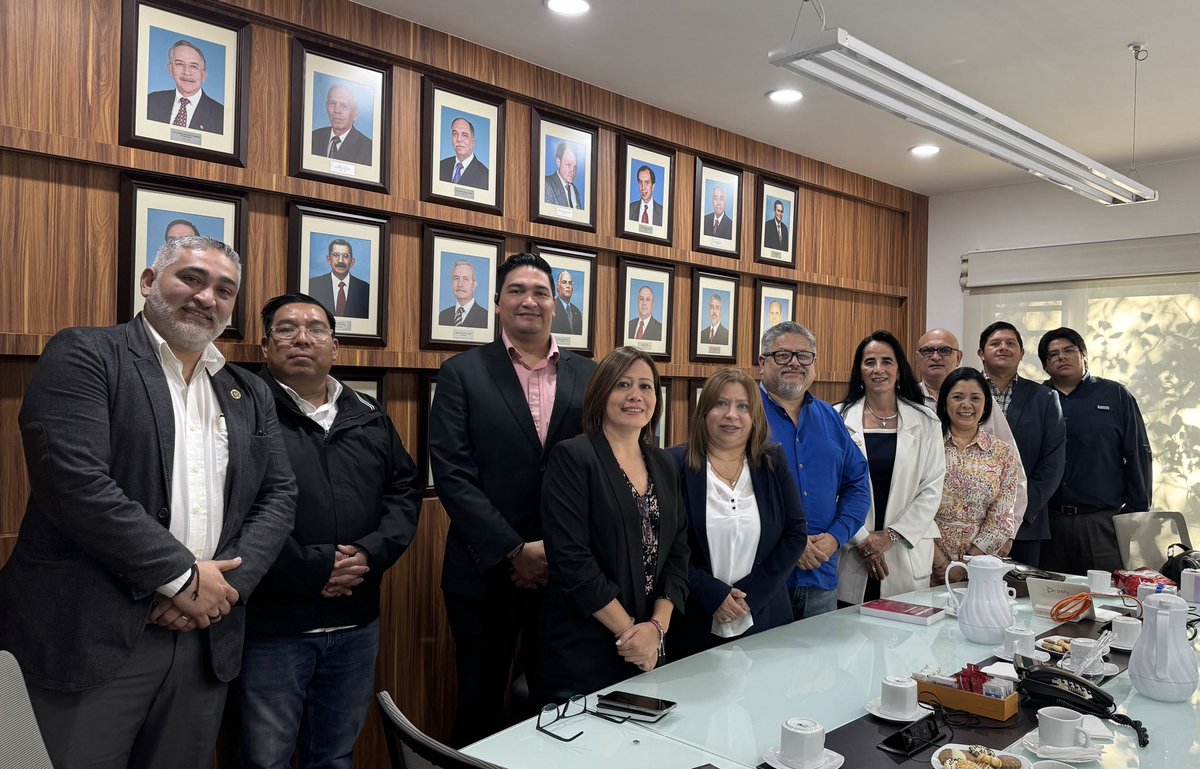 gabrielaborray3's tweet photo. ❤️ Desde la Casa del Corazón de ⁦@ANCAM_MEXICO⁩ con la Delegación de profesionales de la salud que aplicará el #CódigoInfarto en El Salvador‼️👏🏼👏🏼👏🏼… #salvaran vidas
⁦@SIAC_cardio⁩ ⁦@FacMedicinaUNAM⁩ 
👇🏼👇🏼👇🏼👇🏼 https://t.co/inehFt7GDn